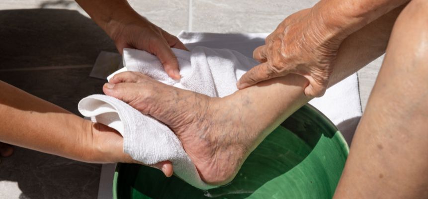 podología en el pie de adultos mayores